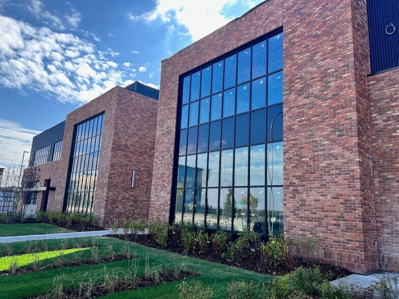 More Photos Of 895 Pembina Rd, Sherwood Park Storefront Retail Office For Sale