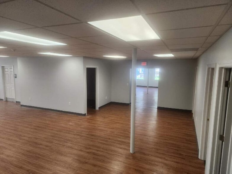 More Photos Of 4305 N 6th St, Harrisburg Showroom For Lease