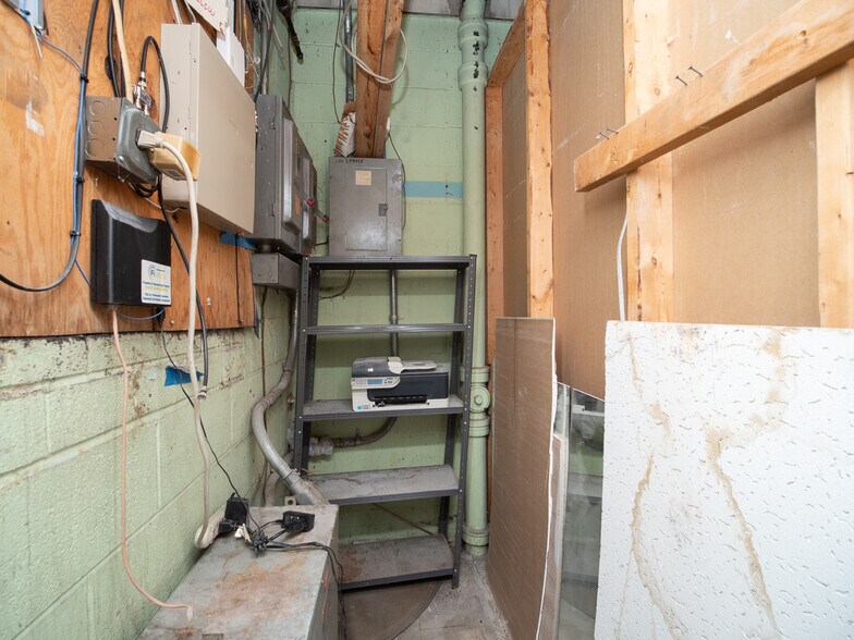 More Photos Of 916 Hempstead Dr, Cincinnati General Retail For Lease