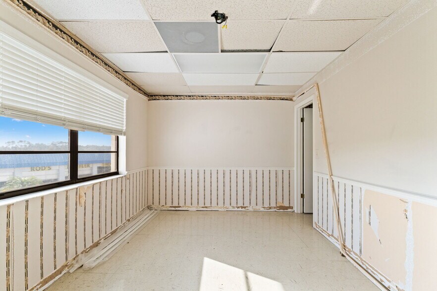 More Photos Of 1108 Commercial Way, Spring Hill Freestanding For Sale