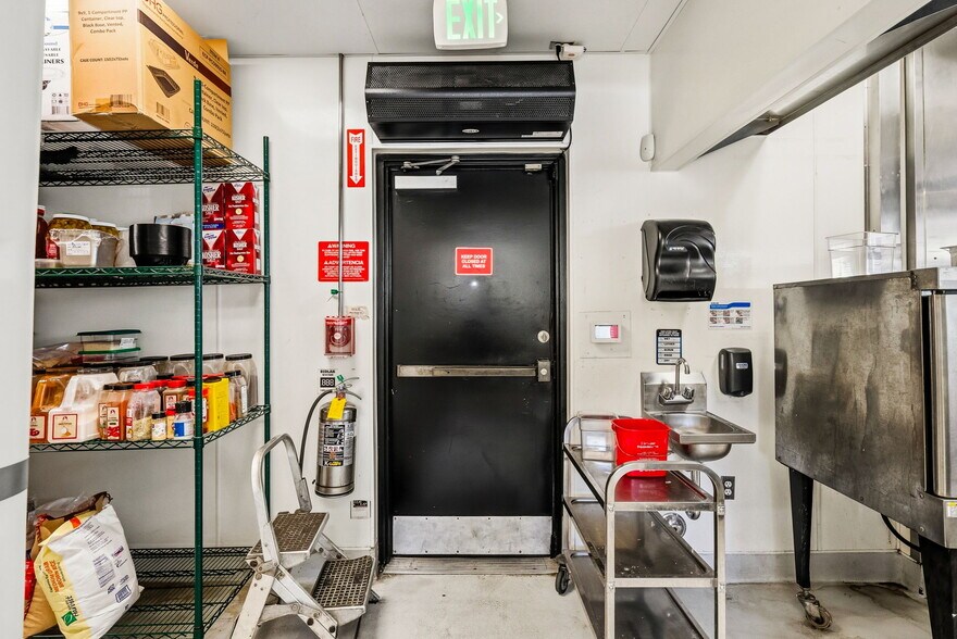 More Photos Of 465 N Fairfax Ave, Los Angeles Fast Food For Lease