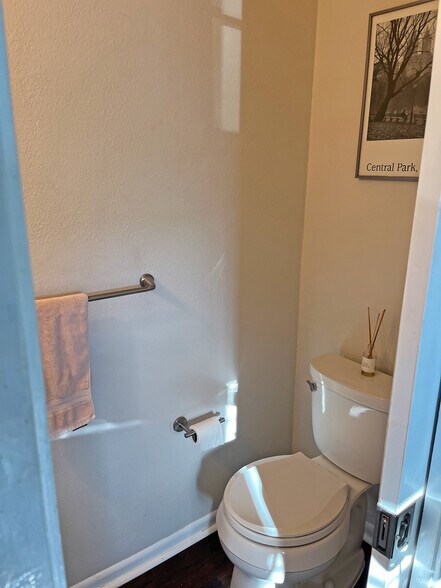 More Photos Of 1509 W North Loop Blvd, Austin General Retail For Sale
