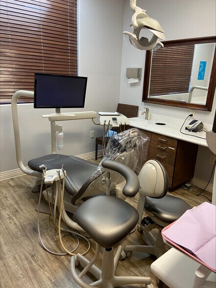 More Photos Of 42104 N Venture Dr, Anthem Office For Sale