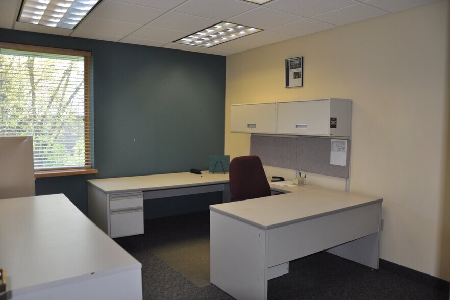 More Photos Of 669 N Medina St, Loretto Office For Sale