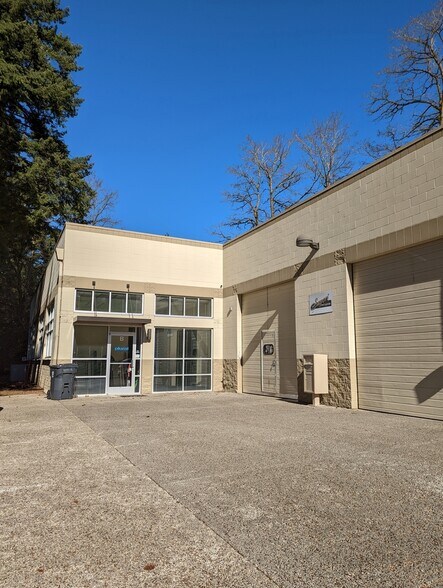 More Photos Of 6455 Lakeview Blvd, Lake Oswego Flex For Lease