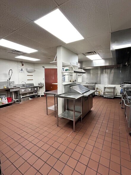 More Photos Of 1613 W Broadway St, Andrews General Retail For Sale