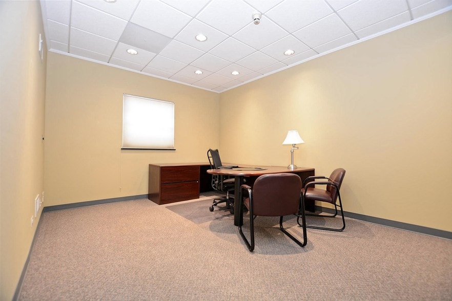 More Photos Of 512 Higgins Rd, Park Ridge Office For Lease