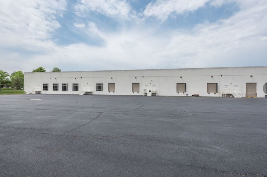More Photos Of 4170 Lafayette Center Dr, Chantilly Light Distribution For Sale