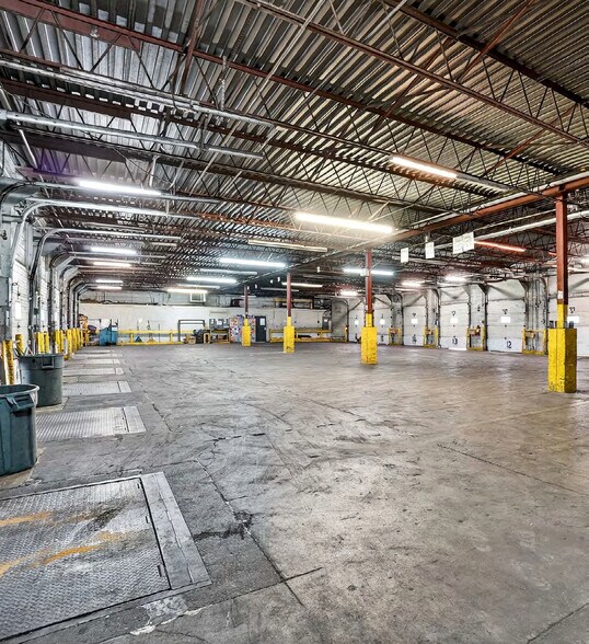 More Photos Of 1590 Boul Hymus, Dorval Distribution For Lease
