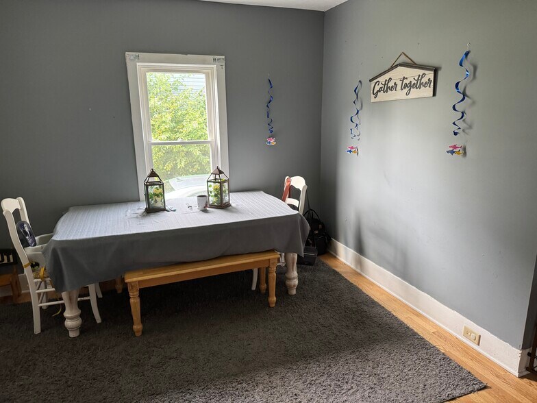 More Photos Of 444 S Meridian St, Ravenna Medical For Sale