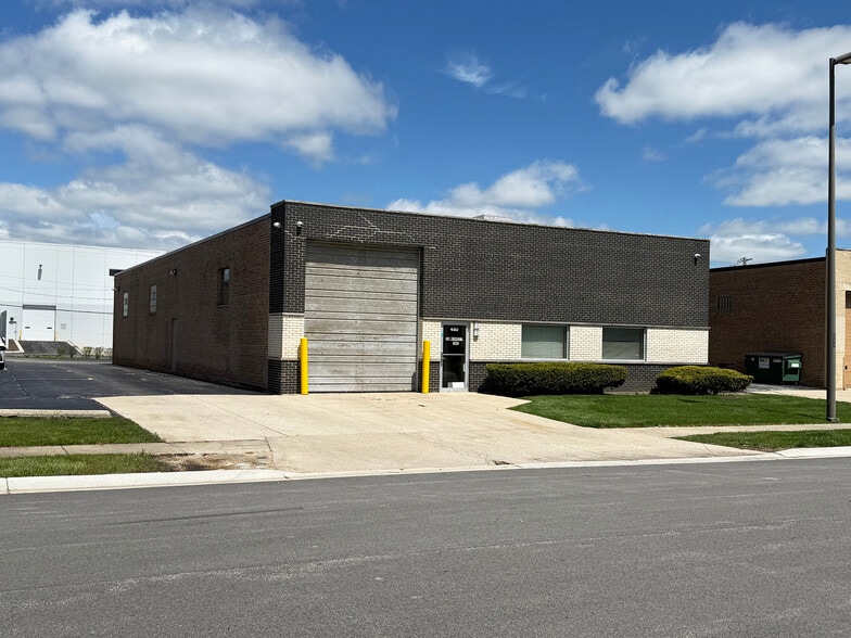 Primary Photo Of 450 Bennett Rd, Elk Grove Village Industrial For Sale