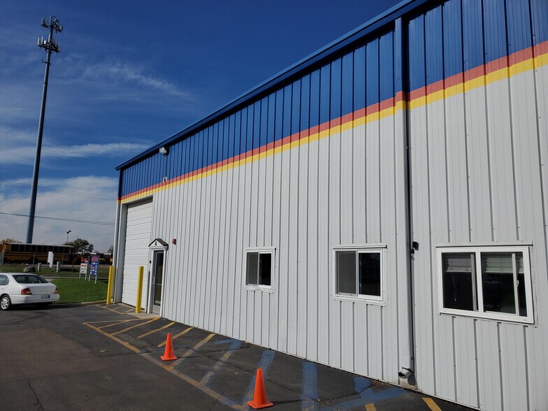 More Photos Of 440 Industrial Dr, Naperville Warehouse For Lease