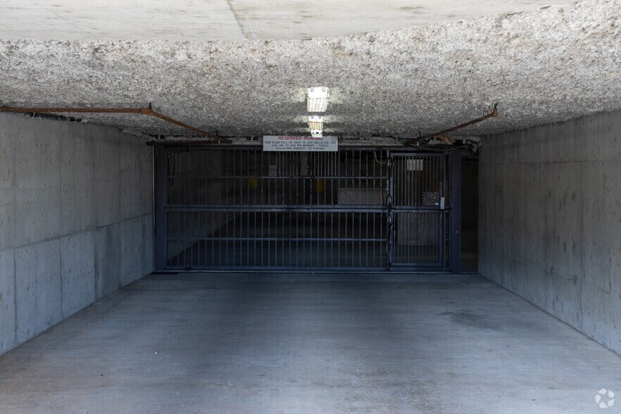 More Photos Of 2433 Bellevue Ave, West Vancouver Apartments For Sale