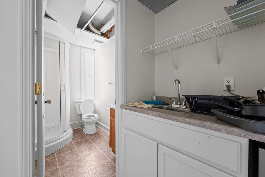 More Photos Of 421 Vine St, Eden Hotel For Sale