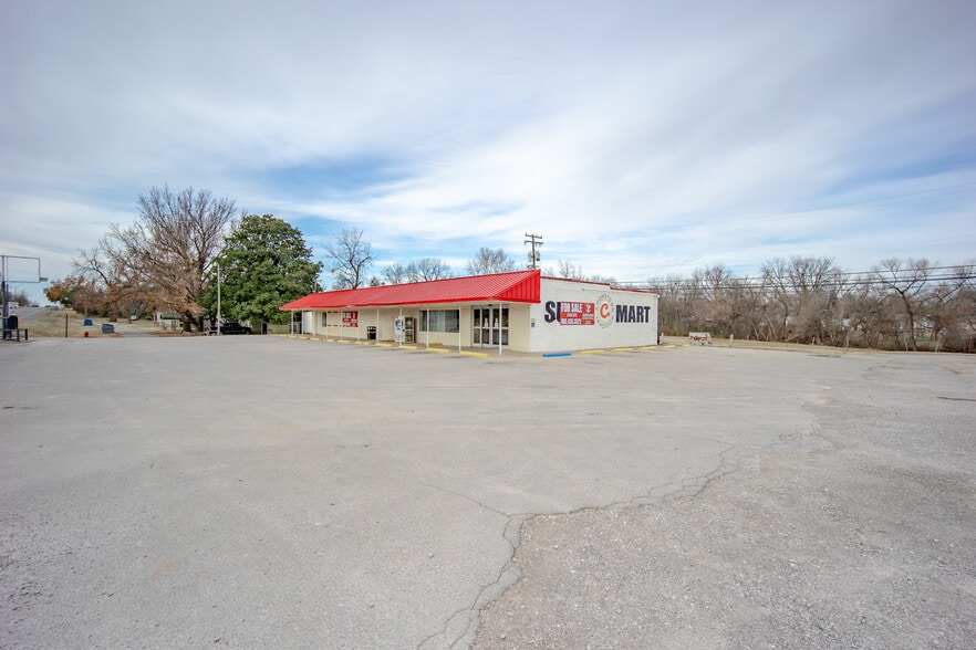 More Photos Of 1012 6th St, Maysville Supermarket For Sale
