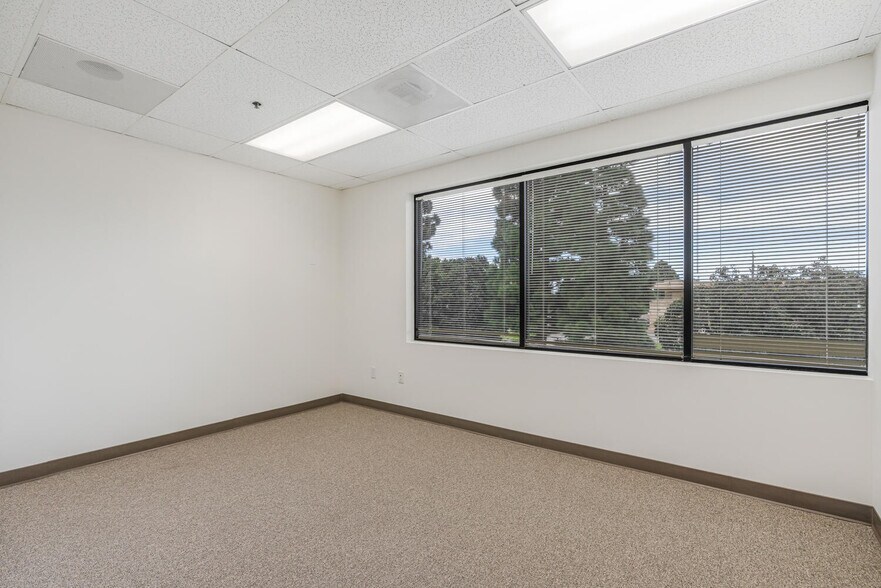 More Photos Of 4572 Telephone Rd, Ventura Warehouse For Lease