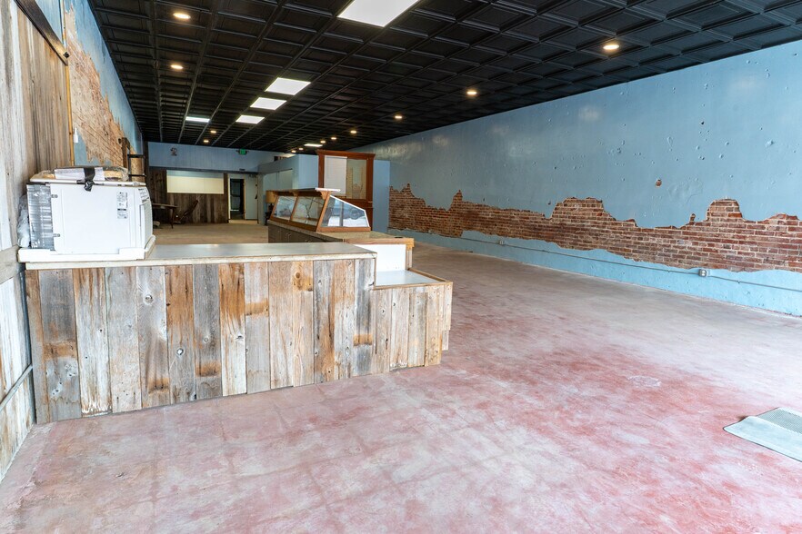 More Photos Of 110 E Clark St, Bartlett General Retail For Sale