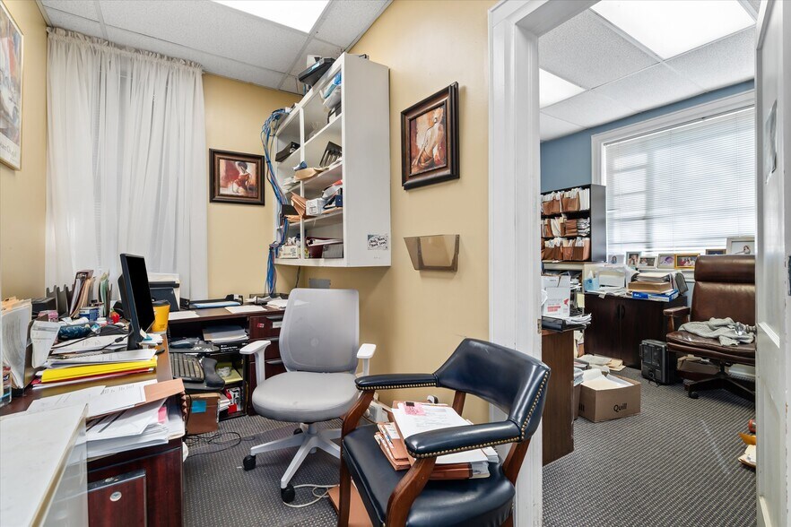 More Photos Of 1911 Government St, Mobile Office For Sale