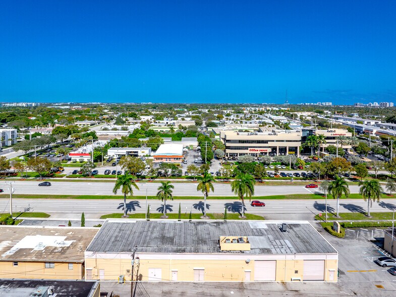 More Photos Of 174-180 Glades Rd, Boca Raton Light Distribution For Lease