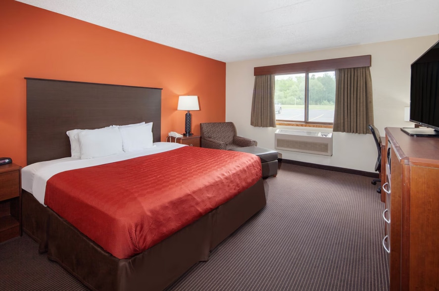 More Photos Of 3009 Lakeshore Dr E, Ashland Hotel For Sale
