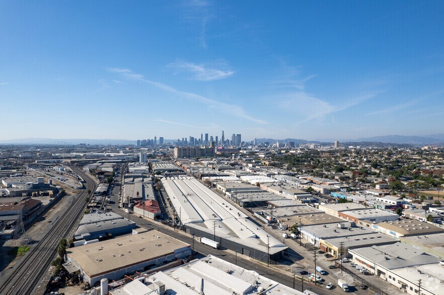 More Photos Of 3040 E 12th St, Los Angeles Warehouse For Lease