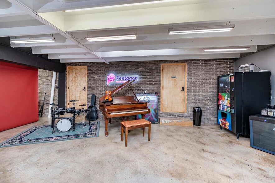 More Photos Of 7025 NW 7th Ave, Miami Research And Development For Sale
