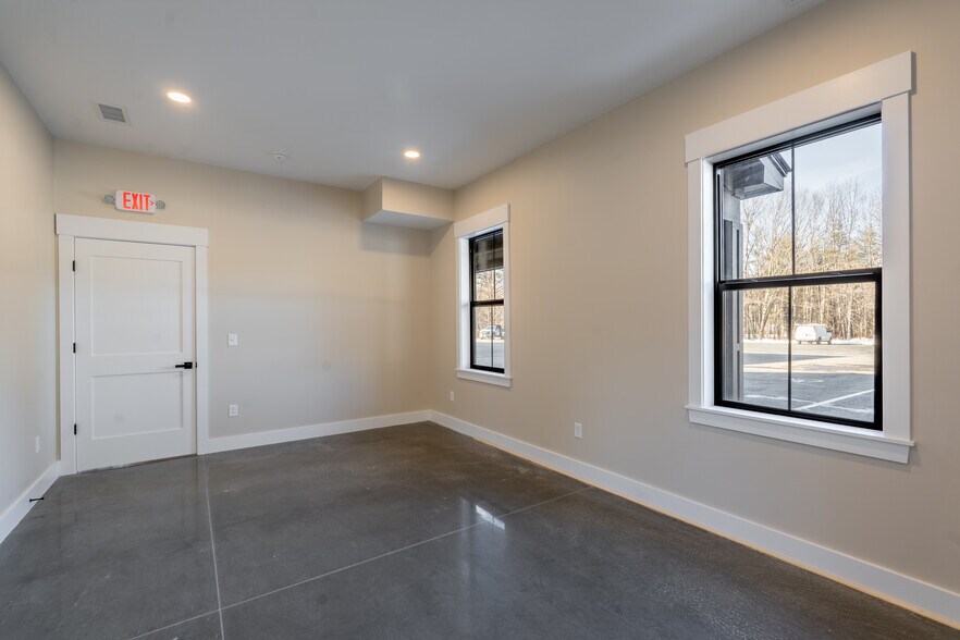 More Photos Of 128 Greenview Dr, Rollinsford Office For Lease
