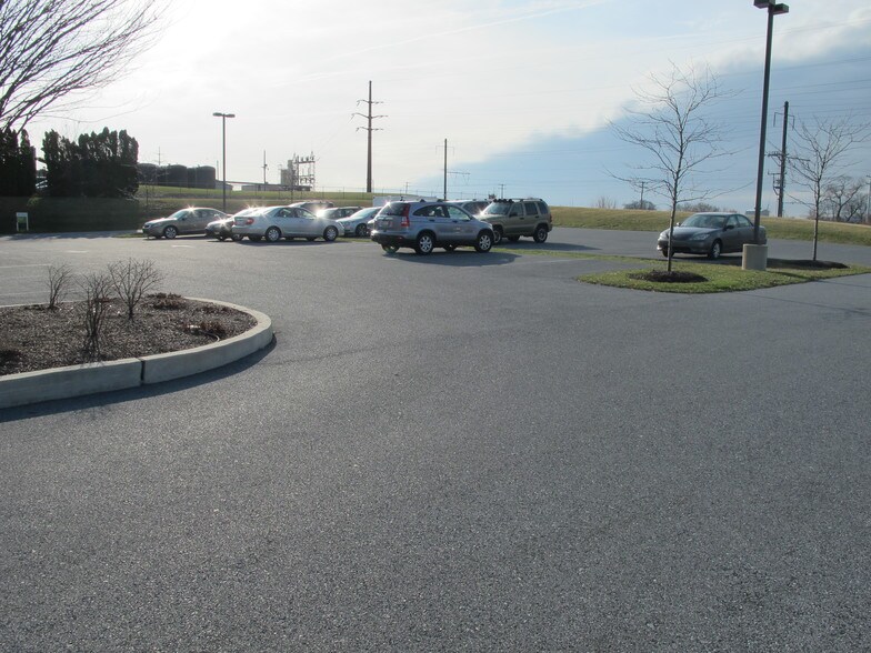 More Photos Of 960 E Main St, Mount Joy Office For Lease