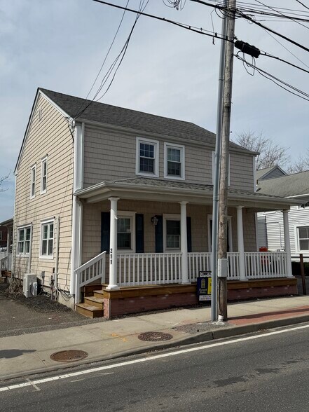 More Photos Of 211 Roanoke Ave, Riverhead Medical For Sale