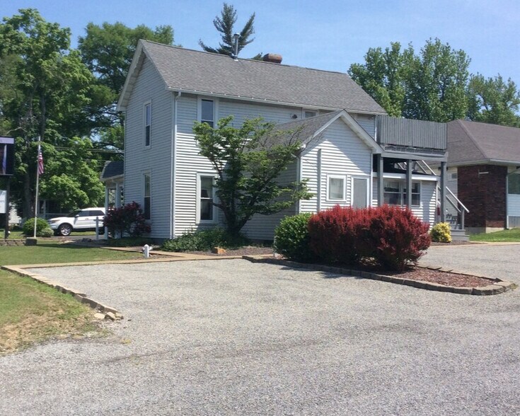 More Photos Of 1002 S Division St, Carterville Office For Sale