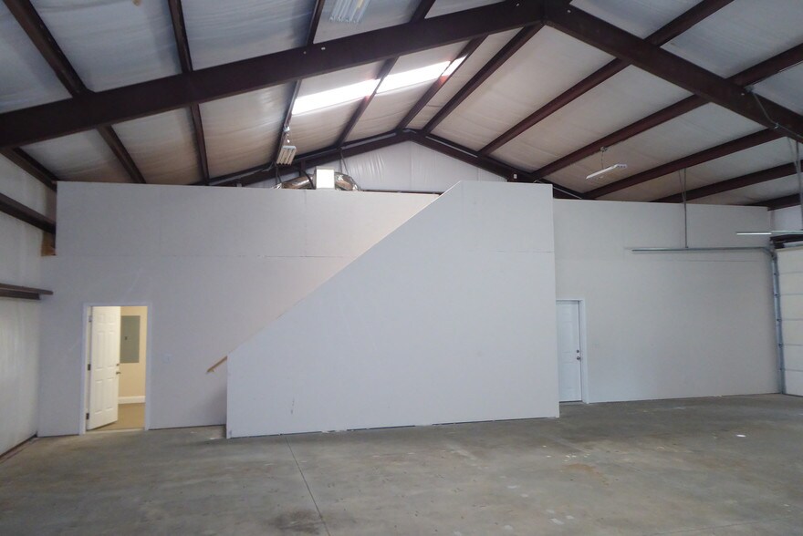 More Photos Of 173-179 Fulton Ct, Peachtree City Light Distribution For Lease