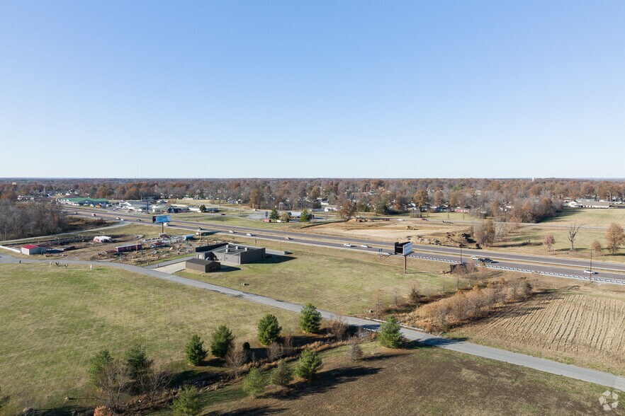 More Photos Of 1208 Donna Dr, Carterville Freestanding For Sale