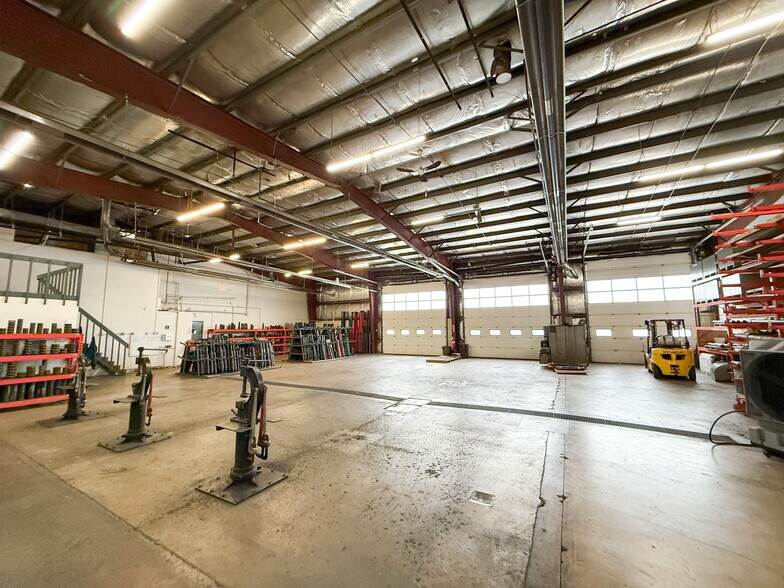 More Photos Of 7836 49th Ave, Red Deer Warehouse For Lease