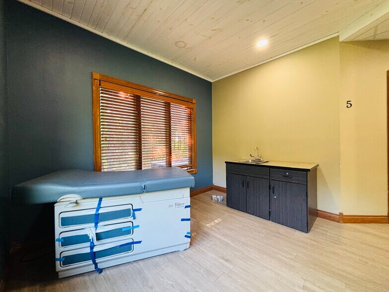 More Photos Of 1629 Harding Blvd, Cotter Medical For Sale