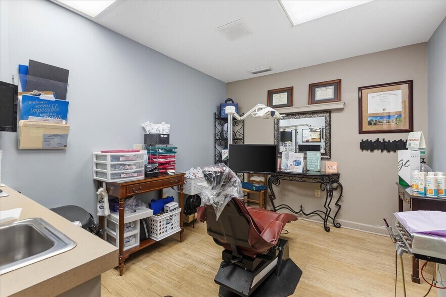 More Photos Of 235-237 John Knox Rd, Tallahassee Medical For Sale