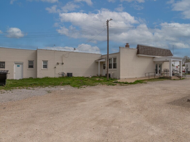 More Photos Of 220 W Lincoln St, Hawk Point General Retail For Sale