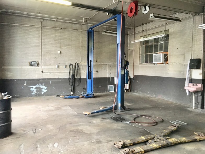 More Photos Of 530 N Main St, Piqua Auto Repair For Lease