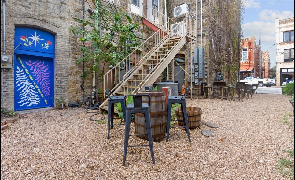 More Photos Of 105 E San Antonio St, Lockhart Storefront Retail Office For Sale