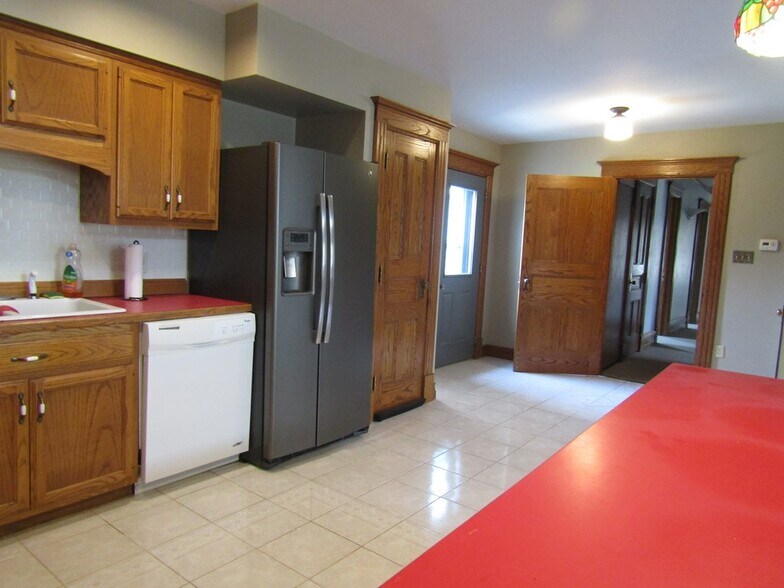 More Photos Of 30 Taylor St, Troy Freestanding For Sale