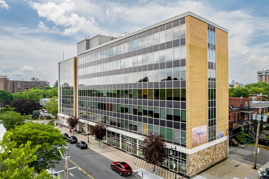 More Photos Of 2-14 Boul Désaulniers, Saint-lambert Office For Lease