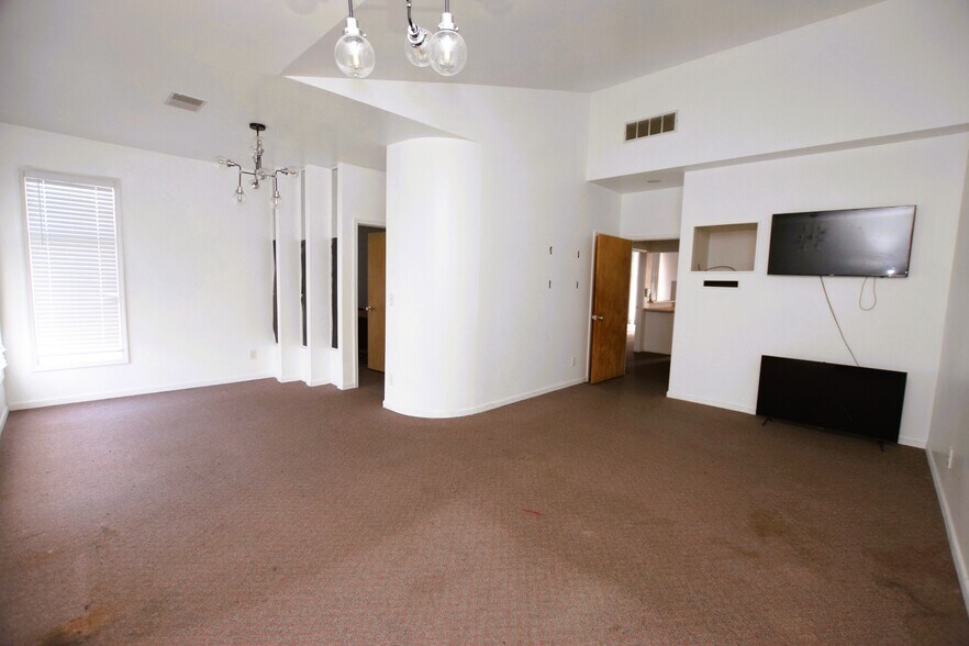 More Photos Of 401 Garland St, Flint Office For Sale