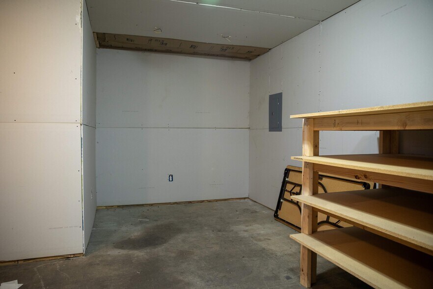 More Photos Of 8506 Potts Ln, Seaford Manufacturing For Lease