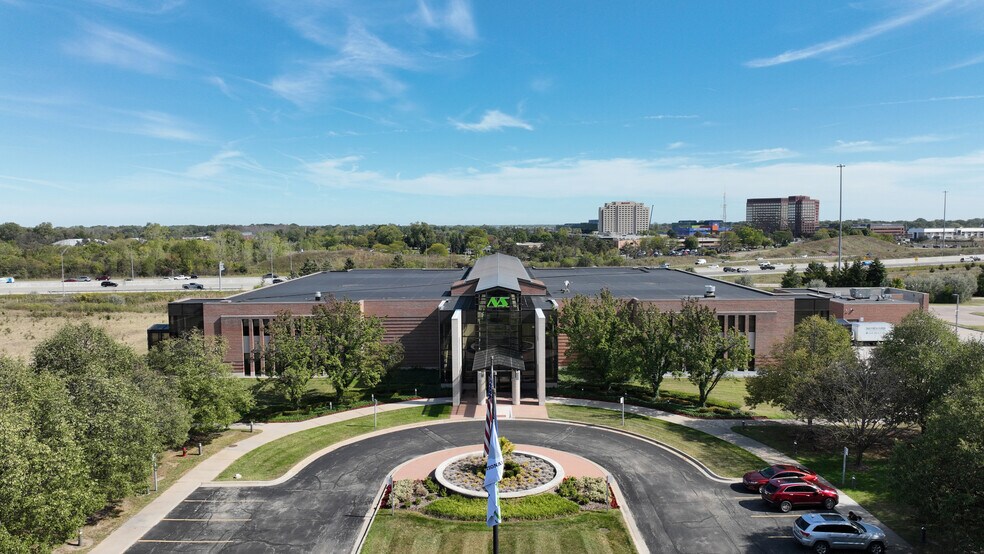 More Photos Of 600 Wilshire Dr, Troy Office For Sale