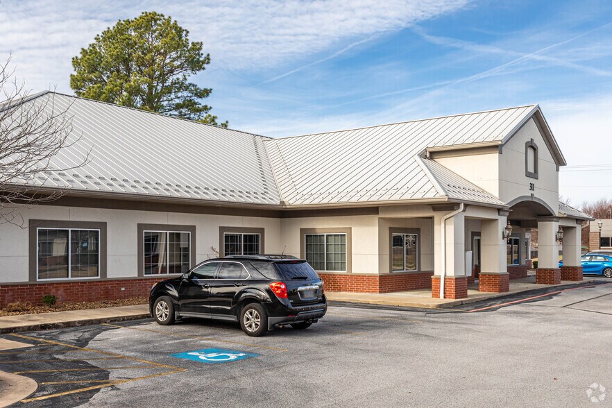 More Photos Of 311 SW 18th St, Bentonville Office For Lease