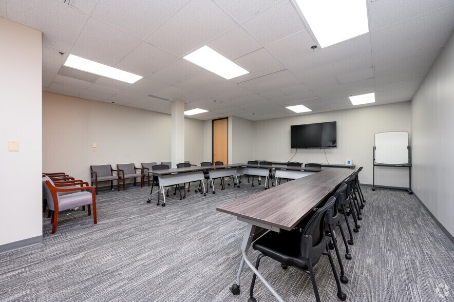 More Photos Of 8777 Purdue Rd, Indianapolis Office For Lease