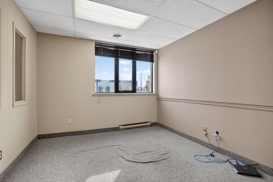 More Photos Of 812 Dundas St, London Freestanding For Sale
