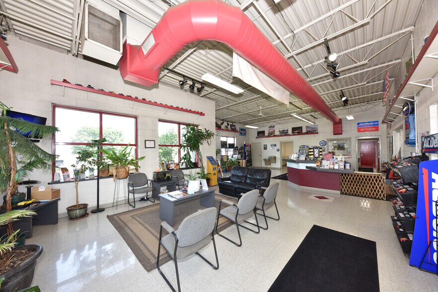 More Photos Of 820 W Sumner St, Hartford Auto Repair For Sale