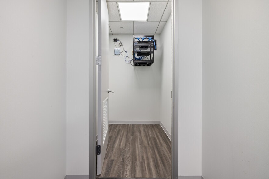 More Photos Of 17 S Briar Hollow Ln, Houston Office Residential For Lease