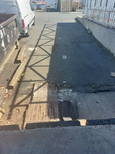 More Photos Of 700 Columbia St, Brooklyn Warehouse For Lease