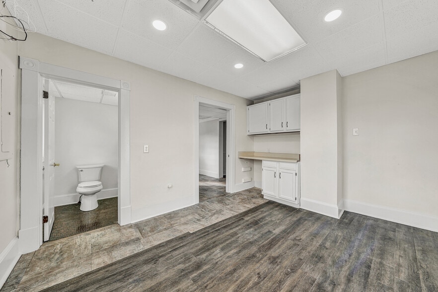 More Photos Of 628 S Colorado St, Salem Office For Sale